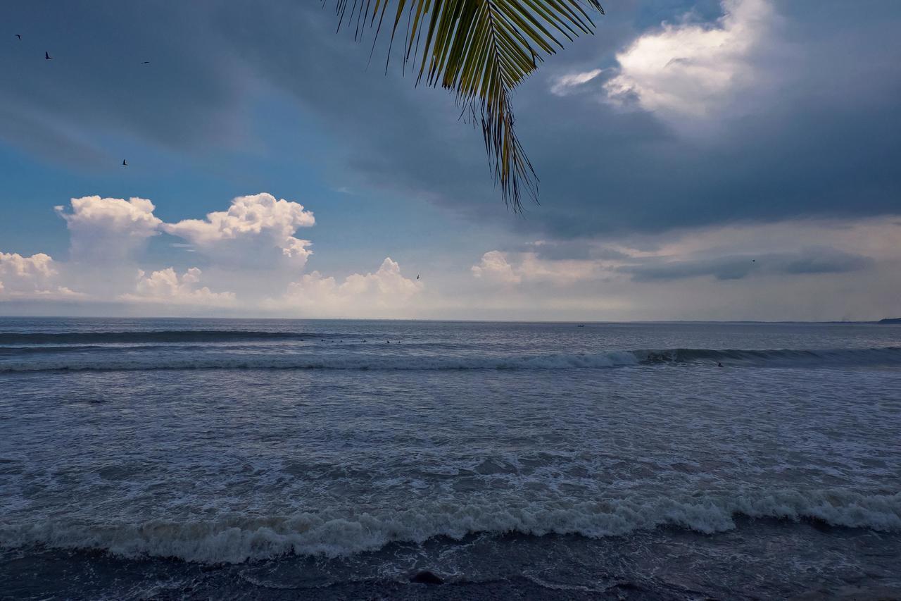 Umadewi Surf & Retreat Otel Pulukan Dış mekan fotoğraf